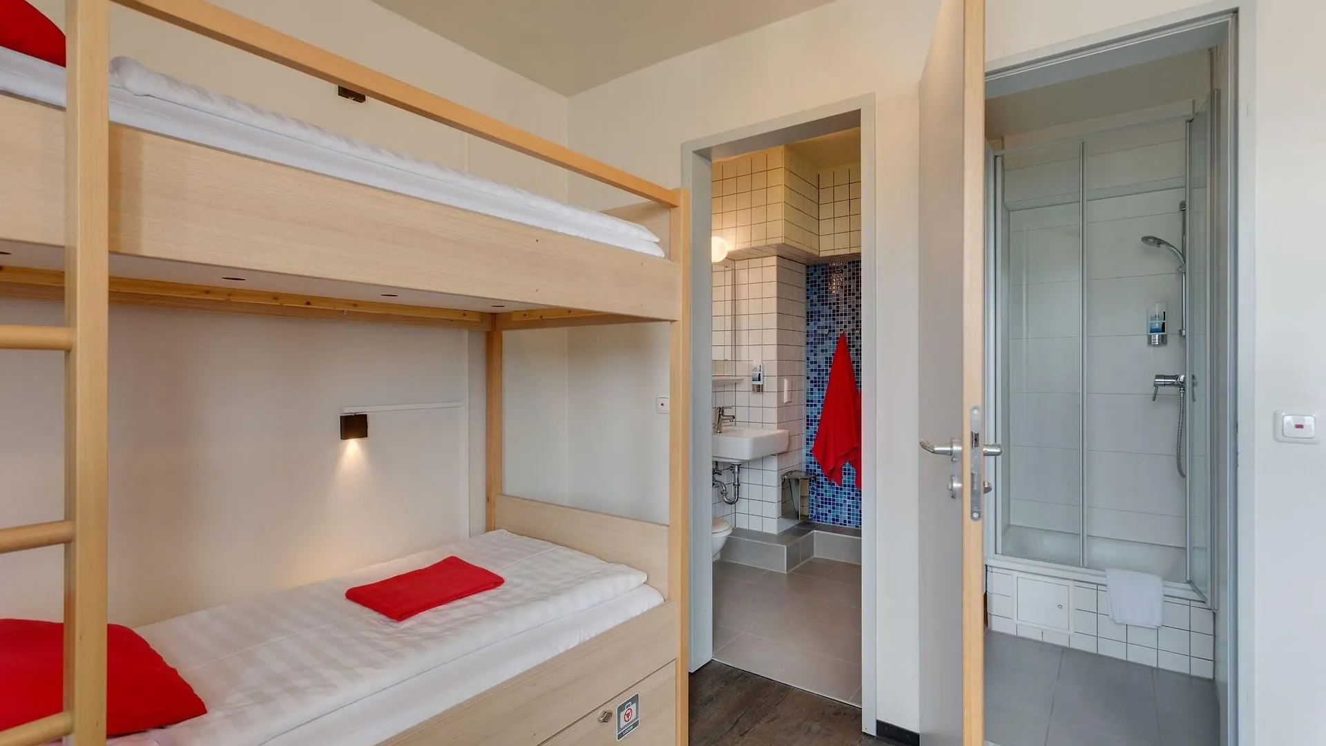 ***  Meininger Hotel Muenchen Zentrum Almanya