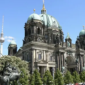 https://best-city-flat-in-the-center-of-berlin-with-wifi.find-berlin-hotels.com